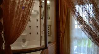 Гостевой дом Uyutniy Dom Inn Ревда Двухместный номер с 1 кроватью и гидромассажной ванной-1
